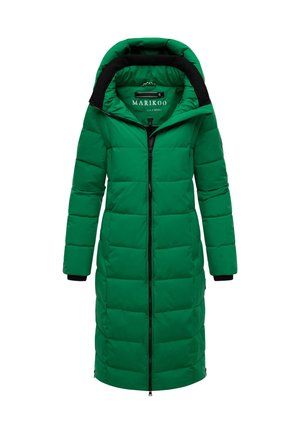 Žalias, paminkštintas ilgas paltas su gobtuvu, turintis užtrauktuką, storą medžiagą ir juodus akcentus ant apykaklės ir rankogalių.