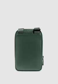 Bolso verde de cuero sintético texturizado con forma rectangular, asas superiores y cremallera lateral. Diseño minimalista, sin marcas visibles.