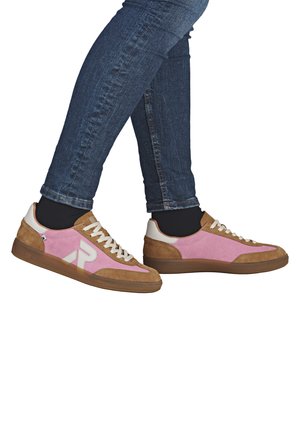 Wildledersneaker mit einem pinkfarbenen Obermaterial, braunen Akzenten und weißen Details. Verfügt über eine strukturierte Oberfläche und ein klassisches Schnürdesign.