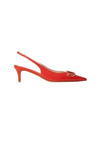 Décolleté slingback in pelle rossa con punta affusolata, dotato di una fibbia decorativa in argento sulla parte anteriore e tacco di media altezza.