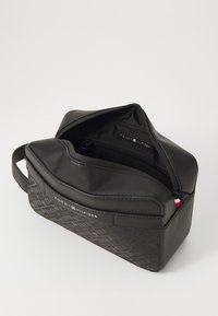 Tommy Hilfiger MONOGRAM WASHBAG - Kosmetická taška - black