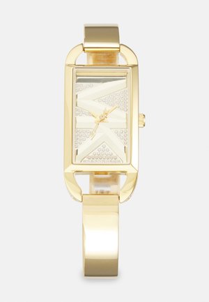 Orologio rettangolare dorato con quadrante testurizzato, accenti trasparenti e cinturino in metallo liscio. Presenta un design minimalista e una finitura elegante.