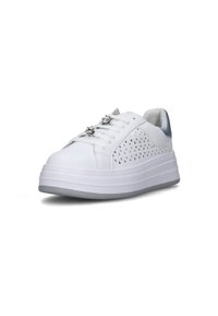 Sneaker bianca con design superiore perforato, accenti argentati sul tallone e suola spessa. Presenta lacci decorativi con abbellimenti.
