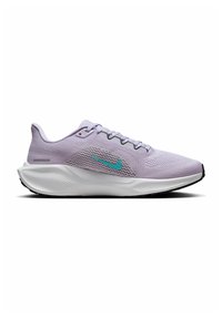 Zapatilla deportiva de color púrpura claro con parte superior de malla, acentos turquesas, entresuela blanca y suela negra. Cuenta con un sistema de cordones tradicional.