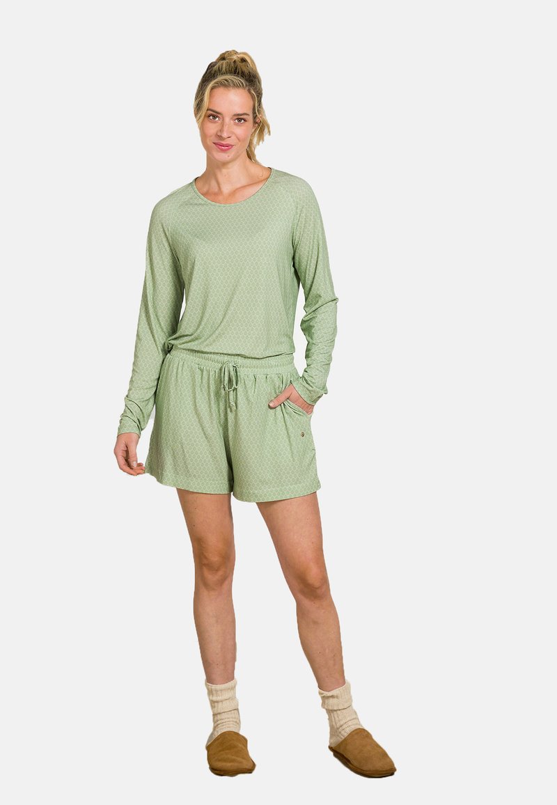 Hellgrünes Langarmoberteil mit dezentem Muster, kombiniert mit passenden Shorts, die einen elastischen Bund und seitliche Taschen haben.