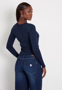 Guess FRONTLOGO STRASS - Trui - blau