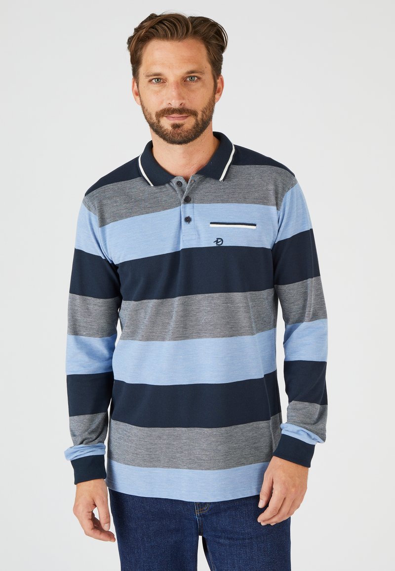 Polo a maniche lunghe con righe orizzontali blu e grigie, dotato di colletto e taschino sul petto, realizzato in tessuto morbido.