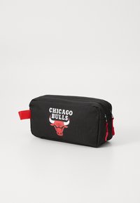 Schwarzes rechteckiges Federmäppchen mit roten Akzenten. Verfügt über das "CHICAGO BULLS"-Logo und ein Stiergrafik. Hergestellt aus strapazierfähigem Stoff mit Reißverschluss.
