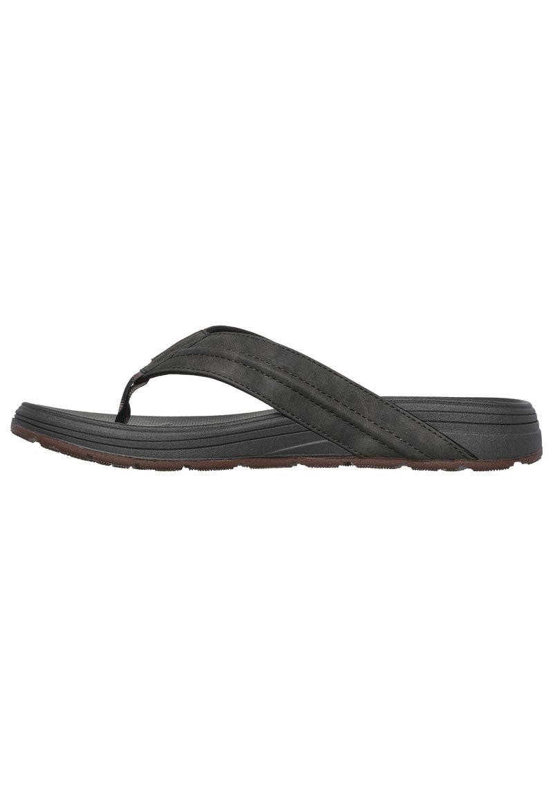 Zwarte flip-flop sandaal gemaakt van zacht materiaal, met een enkele teenpost, een dikke band en een gegoten rubberen zool.