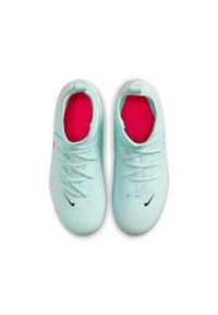 Baskets de sport bleu clair avec des semelles intérieures roses, présentant des logos et des lacets Nike noirs, vues du dessus sur un fond blanc.