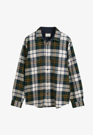 Camisa de franela a cuadros con estampado en verde, blanco y naranja, dos bolsillos frontales, un cuello y cierre de botones. Tejido suave y texturizado.