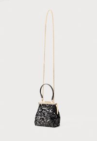 Piccola borsa a tracolla nera con paillettes, con cornice dorata, manico superiore nero e lunga tracolla dorata su sfondo bianco.