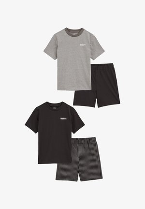 Dva kompleta odjeće: jedna siva majica s smeđim ovratnikom i crne kratke hlače; jedna crna majica s bijelim logotipom i crne/sivo prugaste kratke hlače.