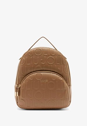 Brązowy skórzany plecak z wytłoczonym wzorem logo, o zaokrąglonym kształcie, z górną rączką oraz z przodu z kieszenią na zamek błyskawiczny dla dodatkowej przestrzeni do przechowywania.