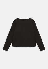 Černé triko s dlouhým rukávem a jednoduchým kulatým výstřihem, zobrazeno na plocho s rubovou stranou nahoru na bílém pozadí.