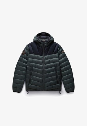 Poddélná bunda v tmavě zelené a černé barvě, s předním zipem, kapucí, dvěma bočními zipovými kapsami a prošívanou texturou. Woven nášivka na rukávu.