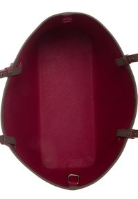 Sac à main ovale avec extérieur marron lisse et intérieur rose vif. Comprend des bretelles grises réglables et une poche plate à l'int érieur.