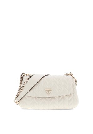 Cremefarbene gesteppte Leder-Umhängetasche mit goldenem Kettenriemen und dreieckigem Guess-Logo auf der Vorderklappe.