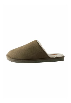 Chausson marron en suède à enfiler avec doublure douce en polaire blanche et semelle plate, présenté de profil sur fond blanc.