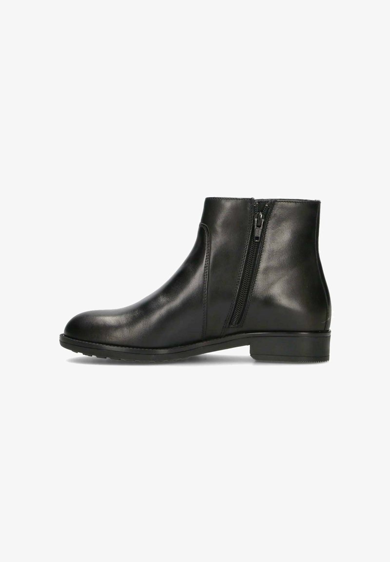 Bota de tobillo de cuero negro con punta redondeada, cremallera lateral, textura lisa y tacón bajo de bloque. Diseño minimalista sin patrones.
