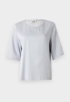 Lys grå kortermet topp med rund hals, laget av myk stoff. Enkelt design med løs passform, med rene kanter og ingen dekorasjoner.