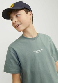 Jack & Jones Junior JORVESTERBRO SS CREW NECK NOOS - Apdrukāts T-krekls - grün