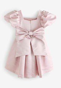 Abito in satin rosa con scollatura quadrata, maniche a sbuffo e un grande fiocco in vita, gonna plissettata e chiusura con zip sul retro.