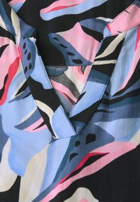 Ein blumengemustertes Gewebe mit V-Ausschnitt; die Farben umfassen Schwarz, Blau, Rosa und Creme mit glatter Textur und kontrastierenden Elementen.