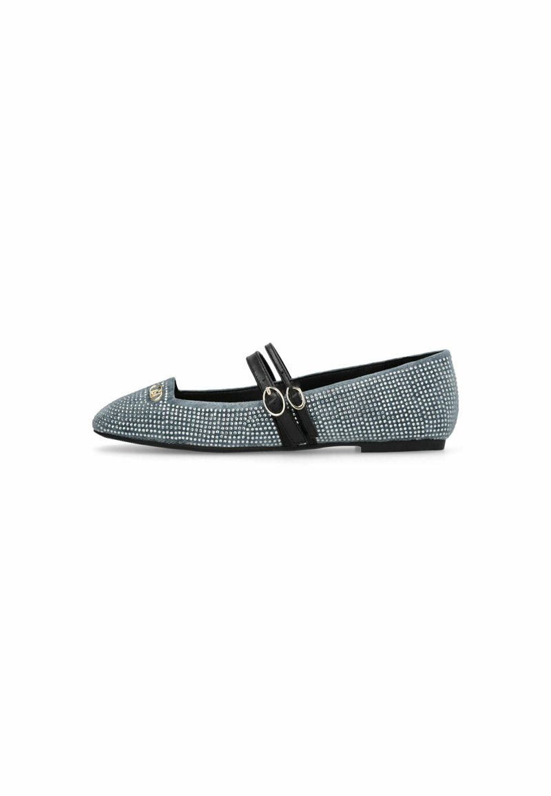 Grijze stoffen ballet flats met een gemêleerd patroon, twee zwarte bandjes over de wreef en een decoratieve metalen accent.