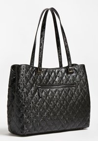 Sort quiltet tote taske med en blank finish, der har et logomønster, dobbelte håndtag og en lynlåslomme foran. Tekstureret og struktureret design.