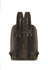 Zaino in pelle marrone con due spallacci regolabili, un manico superiore e una tasca con zip. Texture liscia con sottili dettagli di cucitura.