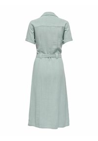 Robe midi bleu clair à manches courtes avec col et ceinture en tissu, vue de dos sur fond blanc.