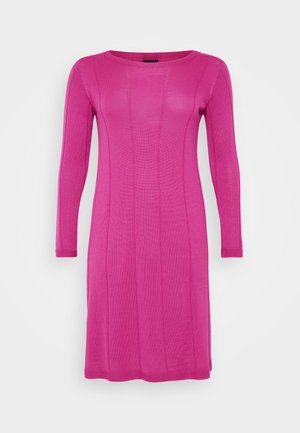 Rochie tricotată cu mâneci lungi, de culoare roz vibrant, având o siluetă ajustată, textură ribbed și decolteu rotund cu un finisaj neted.