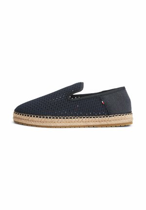 Dunkelblauer, gewebter Herren-Slipper mit geflochtener Jutesohle und kleinem rot-weiß-blauem Stoffetikett an der Seite.