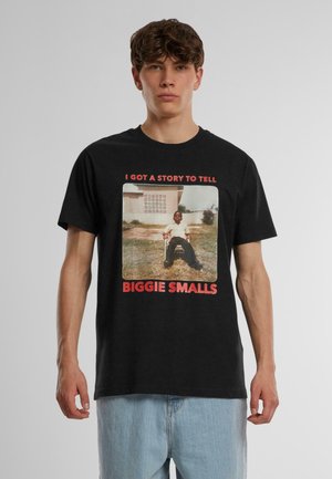 Sort t-shirt med et indrammet foto print af en person i en hvid skjorte, med teksten "BIGGIE SMALLS" i rødt. Casual pasform.