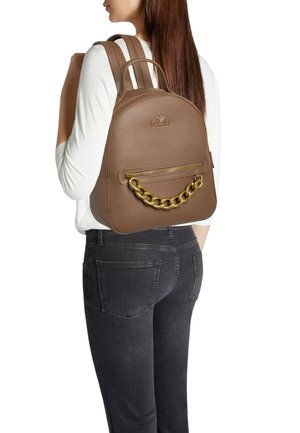 Zaino in pelle marrone dalla forma arrotondata, superficie texturizzata, dettaglio con catena dorata sulla tasca frontale con zip e doppi spallacci.