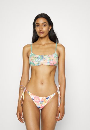 Conjunto de bikini floral com um top em pastel de decote quadrado e alças ajustáveis, combinado com parte de baixo de bikini com laços nas laterais em cores coordenadas.