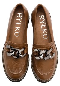 Mocasines de cuero marrón con un acabado texturizado, que presentan un acento de cadena metálica en la parte frontal y un detalle de costura blanca en contraste.