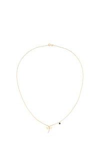 Collana d'oro con una catena delicata, caratterizzata da un ciondolo a forma di libellula e un piccolo accento di perla nera. Design semplice e elegante.