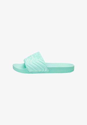Sandale en slide vert menthe avec une sangle texturée arborant un motif en chevrons. Fabriquée en matériau flexible avec une semelle plate.
