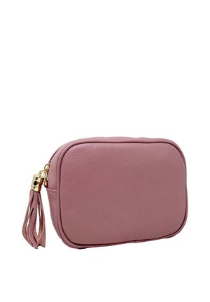 Piccola pochette rettangolare in pelle rosa polvere con zip dorata e nappa in pelle abbinata su sfondo bianco.