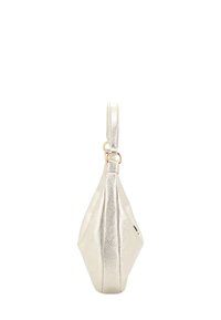 Kleine metallisch-silberne Handtasche mit einem einzigen Riemen und goldfarbenen Beschlägen, seitlich auf weißem Hintergrund dargestellt.