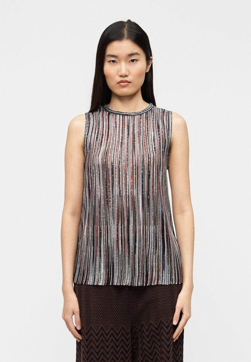 Αμάνικο τοπ με κάθετες ρίγες σε κόκκινο, μαύρο κα ι ασημί, με στρογγυλή λαιμόκοψη και διαφανές, υφασμάτινο με υφή.