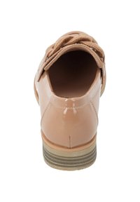 Zapato nude de charol con puntera redondeada, cordones texturizados en tono marrón y suela a rayas, con un tacón bajo y acabado suave.