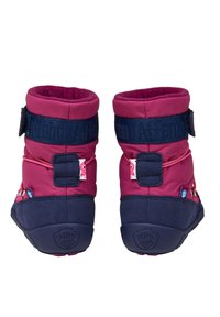 Różowe i granatowe dziecięce buty z miękkim wykończeniem na górze, paskiem na rzep oraz gumową podeszwą. Posiadają kolorowe ozdobne elementy i logo.