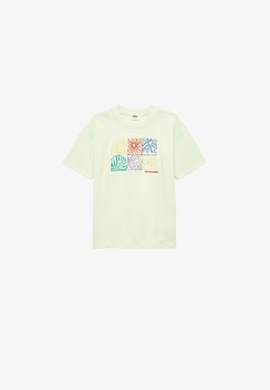 Helles grünes Baumwoll-T-Shirt mit kurzen Ärmeln, das ein geometrisches Design in Orange, Lila, Blau und Grün zeigt. Auffälliger Text "CATCHING SUMMER."