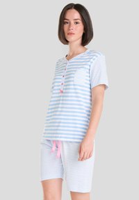 Conjunto de pijama a rayas en azul claro y blanco, que incluye una camiseta de manga corta con un bolsillo y detalle de botones, y pantalones cortos con cordón rosa.