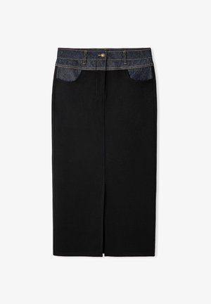 Jupe en denim noir avec une taille en denim bleu foncé, des accents de coutures dorées et une fente frontale. Comprend des poches avant pour plus de praticité.