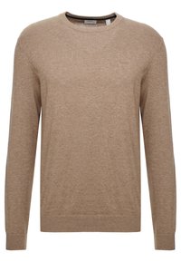 Hellbrauner Strickpullover mit rundem Ausschnitt, langen Ärmeln sowie gerippten Bündchen und Saum. Dezentes Logodetail auf der Vorderseite. Weiche Textur.
