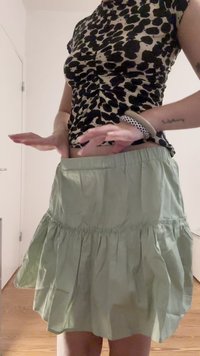 Hellgrüßer, gestufter Rock mit gerafftem Design, aus weichem Stoff mit glatter Textur. Der Bund verfügt über ein elastisches Material für zusätzlichen Stretch.